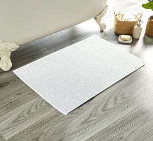 white bath mat